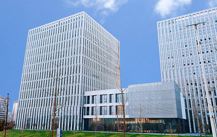 柳州早教中心课程体系对比分析：亲亲袋鼠国际早教与本土机构差异化解读